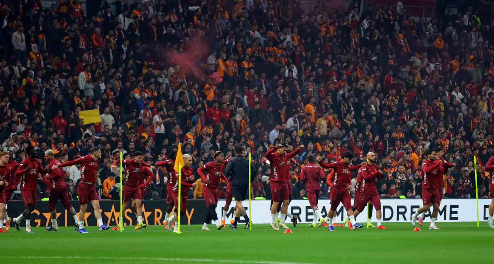 galatasaraydan stadyumda taraftara acik antrenman 7