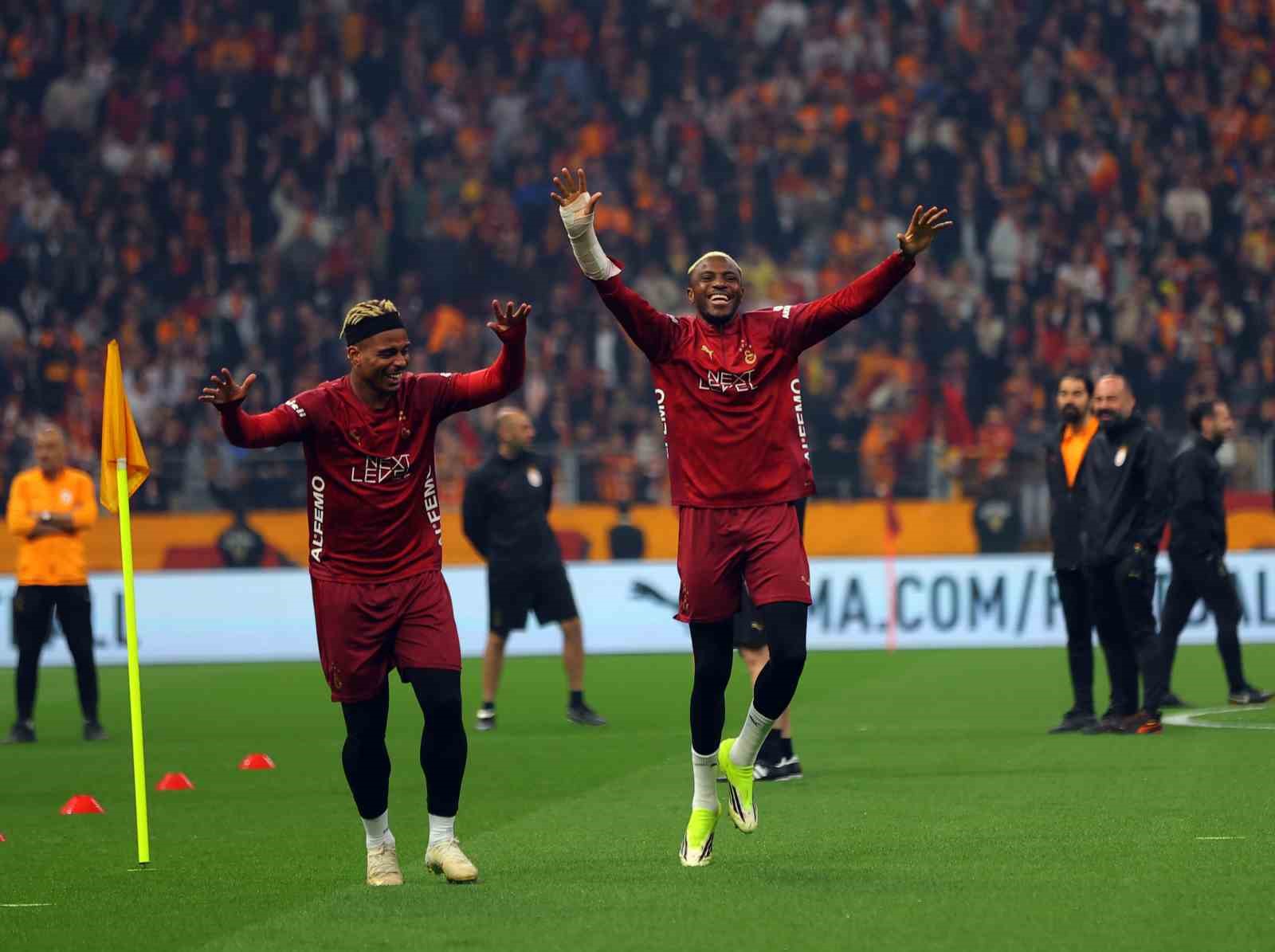 galatasaraydan stadyumda taraftara acik antrenman 9 uv4nF5yG