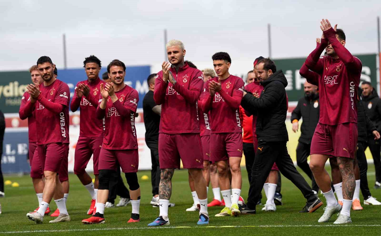 galatasaraydan taraftarlara acik antrenman 0 Og7yIFrO