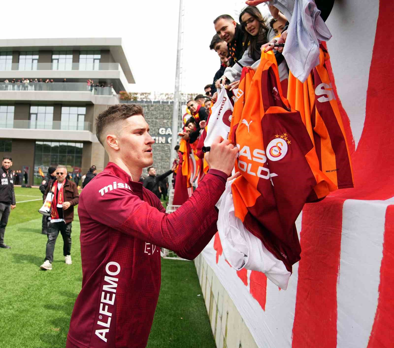 galatasaraydan taraftarlara acik antrenman 6 eFuYNecZ