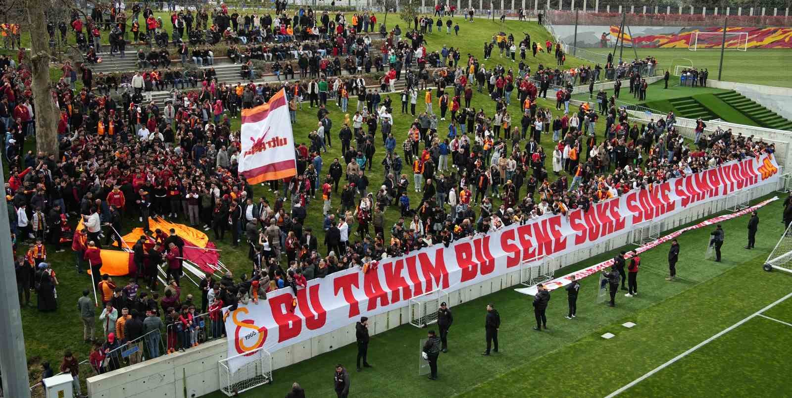 galatasaraydan taraftarlara acik antrenman 8 iiUbFzpT