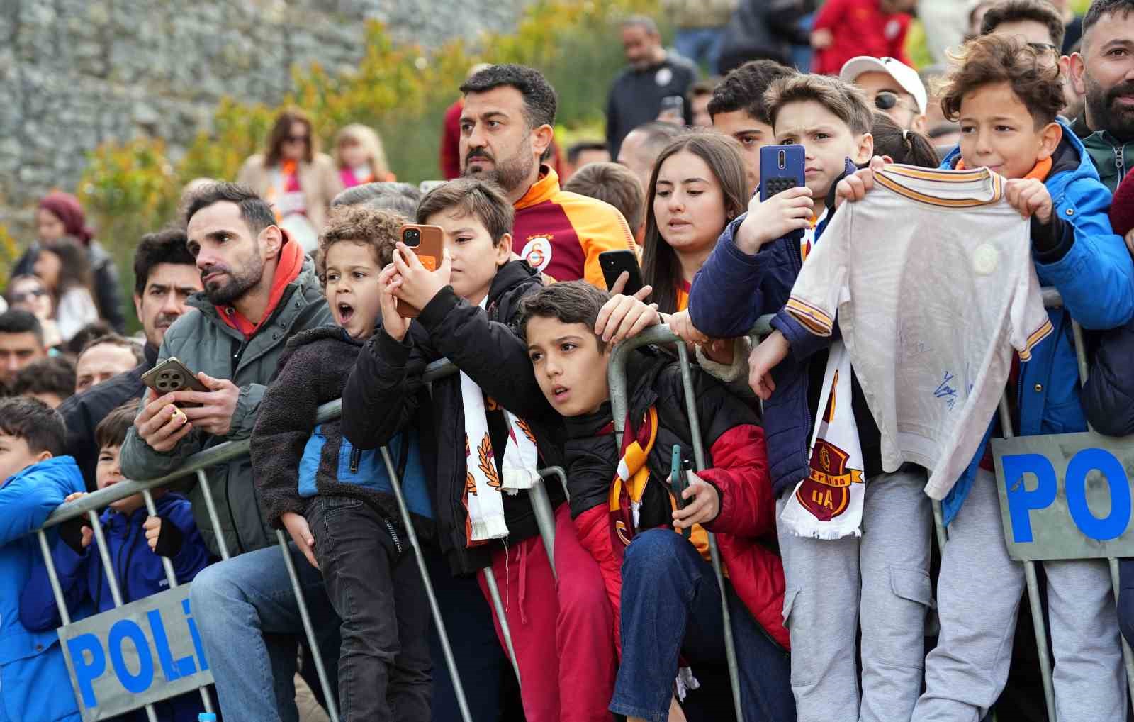 galatasaraydan taraftarlara acik antrenman 9 rZMUlZeX