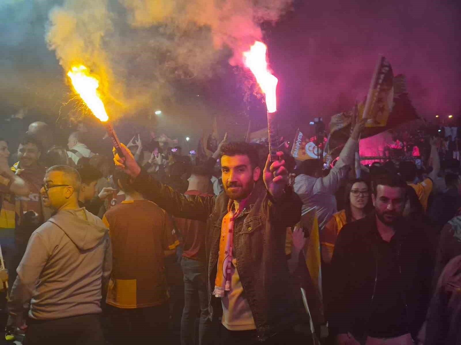 Galatasaray’ın şampiyonluğu Ankara’da zurna ve halaylar eşliğinde kutlandı 4 galatasarayin sampiyonlugu ankarada zurna ve halaylar esliginde kutlandi 0 XGZlVRPC