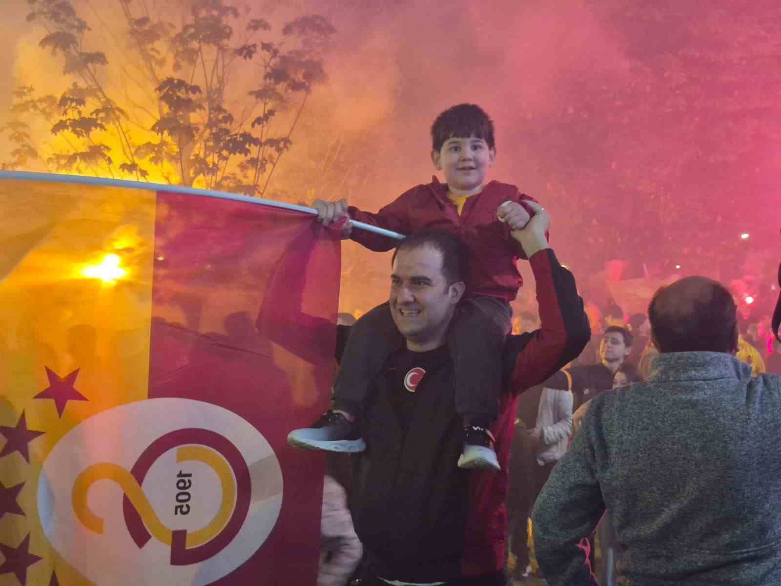 Galatasaray’ın şampiyonluğu Ankara’da zurna ve halaylar eşliğinde kutlandı 5 galatasarayin sampiyonlugu ankarada zurna ve halaylar esliginde kutlandi 1 bV5QjuR7