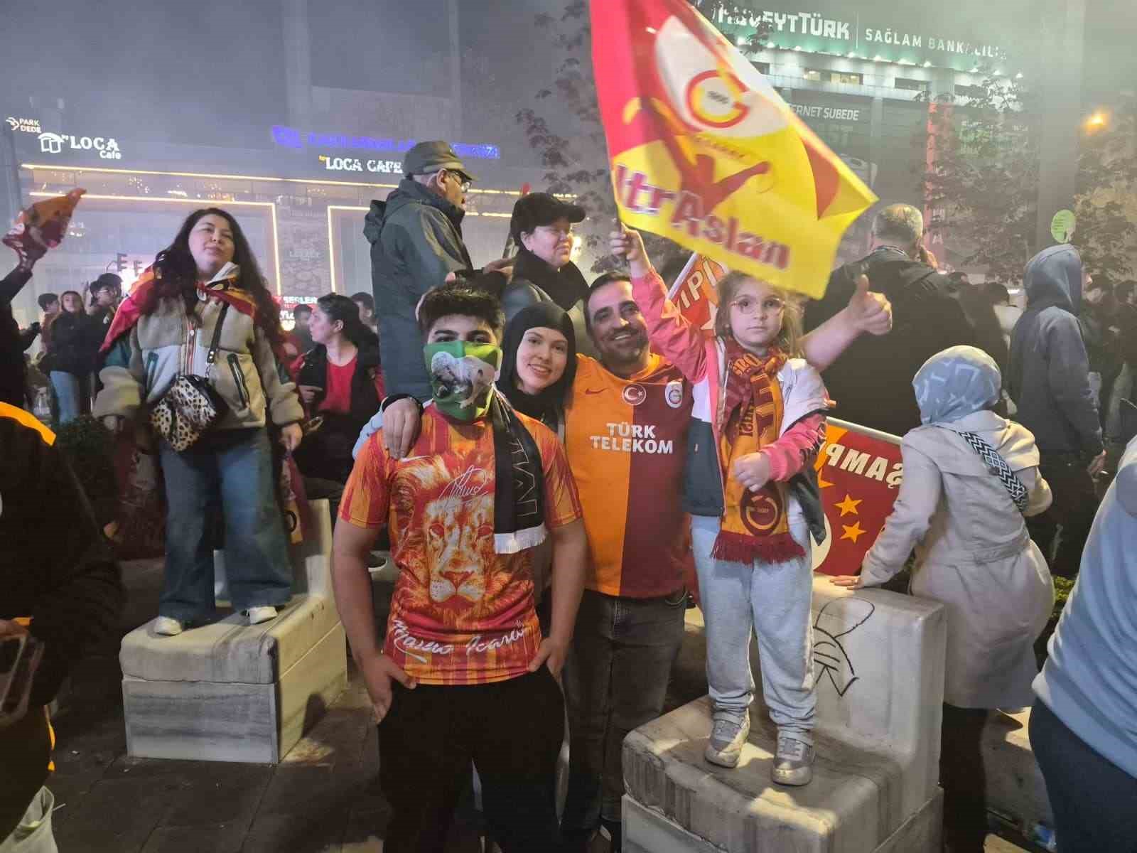 Galatasaray’ın şampiyonluğu Ankara’da zurna ve halaylar eşliğinde kutlandı 6 galatasarayin sampiyonlugu ankarada zurna ve halaylar esliginde kutlandi 2 1qOND7WU