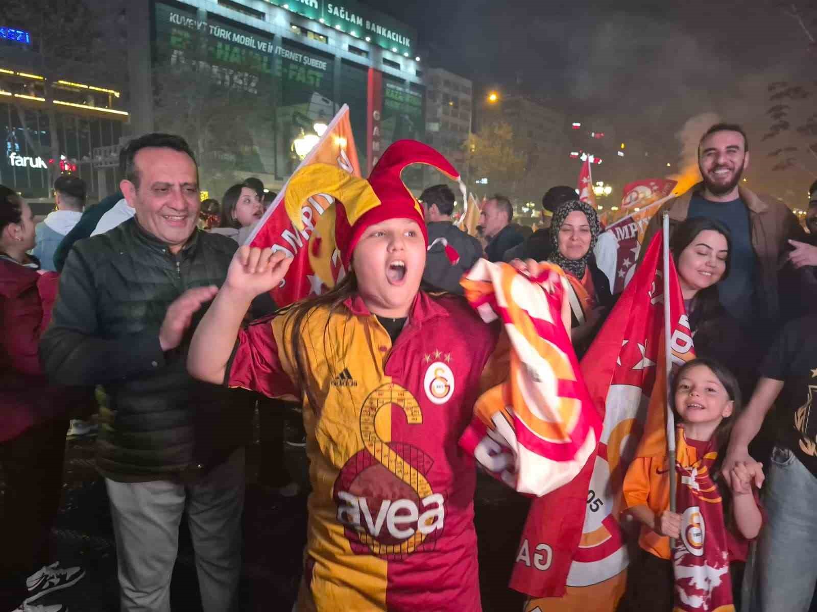 Galatasaray’ın şampiyonluğu Ankara’da zurna ve halaylar eşliğinde kutlandı 7 galatasarayin sampiyonlugu ankarada zurna ve halaylar esliginde kutlandi 3 pOAG2Nui
