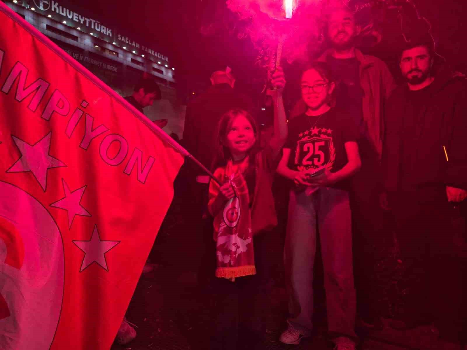Galatasaray’ın şampiyonluğu Ankara’da zurna ve halaylar eşliğinde kutlandı 8 galatasarayin sampiyonlugu ankarada zurna ve halaylar esliginde kutlandi 4 ghIOr7lP