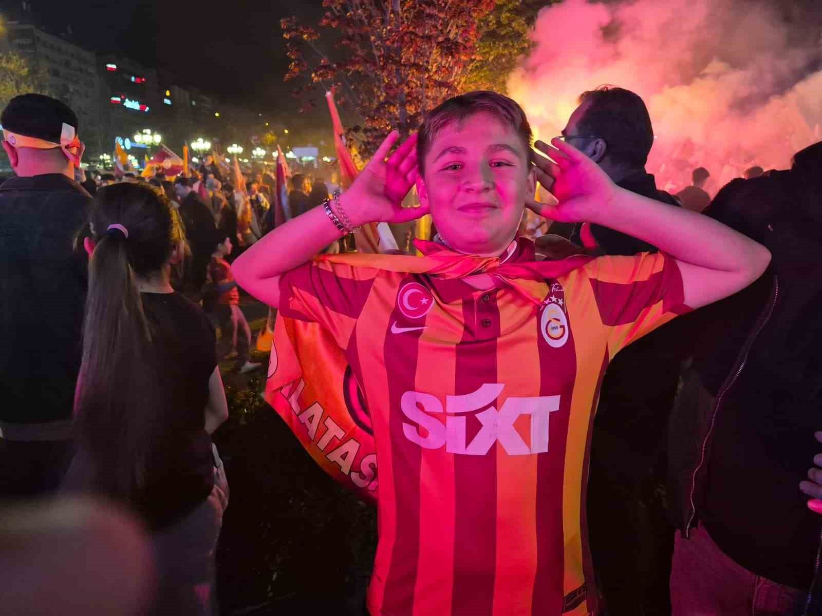 Galatasaray’ın şampiyonluğu Ankara’da zurna ve halaylar eşliğinde kutlandı 9 galatasarayin sampiyonlugu ankarada zurna ve halaylar esliginde kutlandi 5 ghmUpUAr