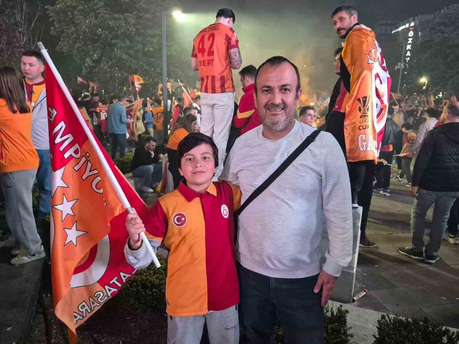 Galatasaray’ın şampiyonluğu Ankara’da zurna ve halaylar eşliğinde kutlandı 10 galatasarayin sampiyonlugu ankarada zurna ve halaylar esliginde kutlandi 6 E7jNdUzY