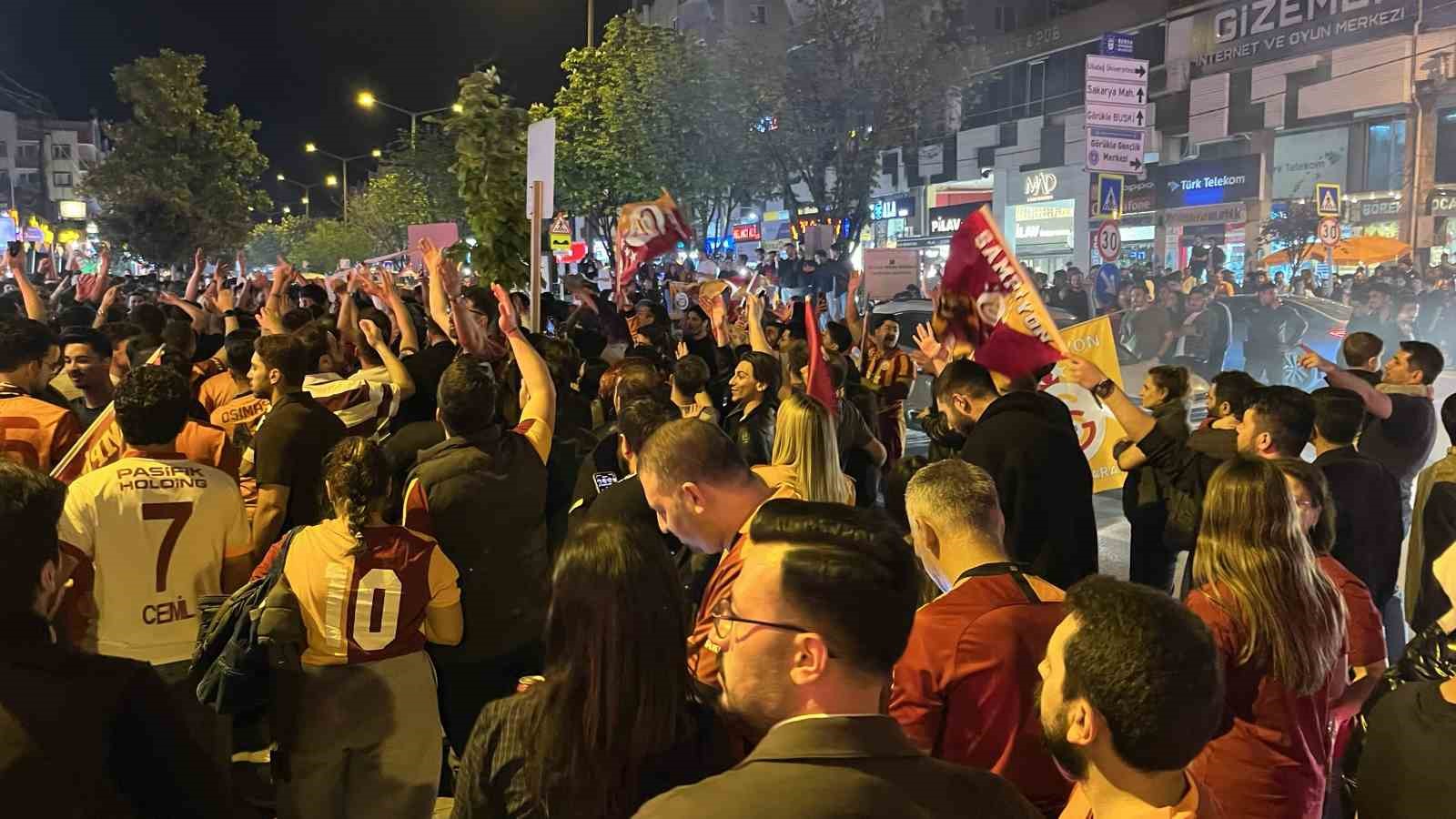galatasarayin sampiyonlugu bursada kutlandi 1 AaCCmRSs