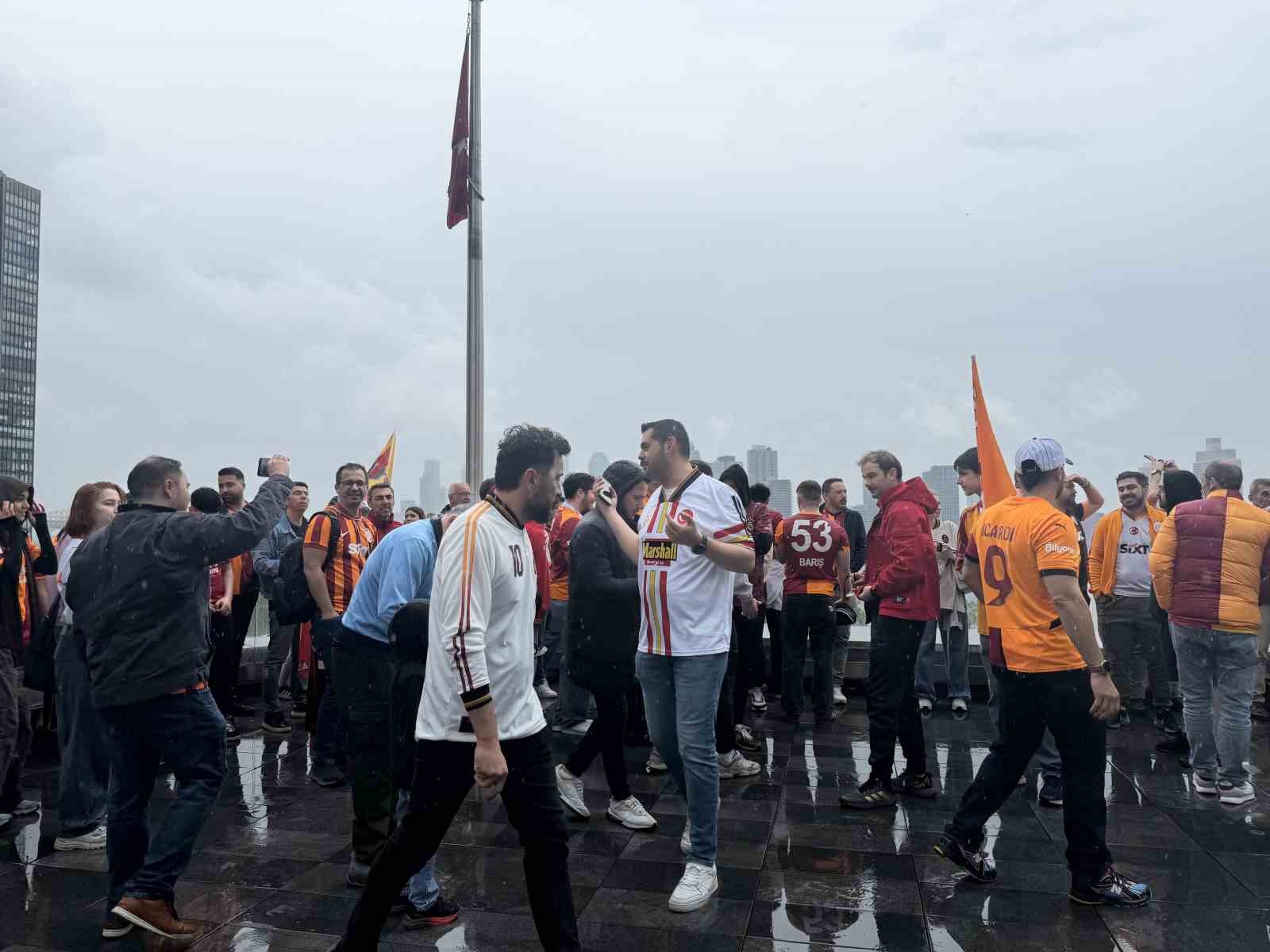 Galatasaray’ın şampiyonluğu New York’ta coşkuyla kutlandı 4 galatasarayin sampiyonlugu new yorkta coskuyla kutlandi 0 f4IW4P8i
