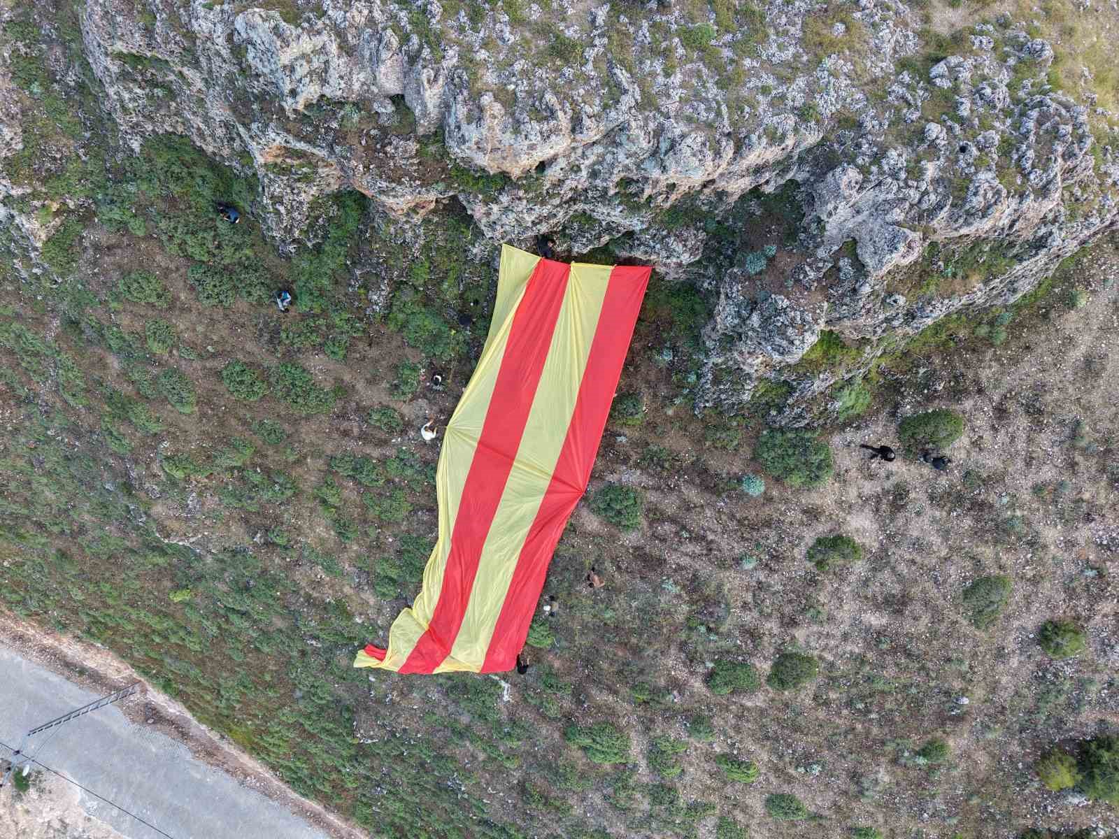 galatasarayin sampiyonlugunu dagdan dev sari kirmizi bayrak birakarak kutladilar 1