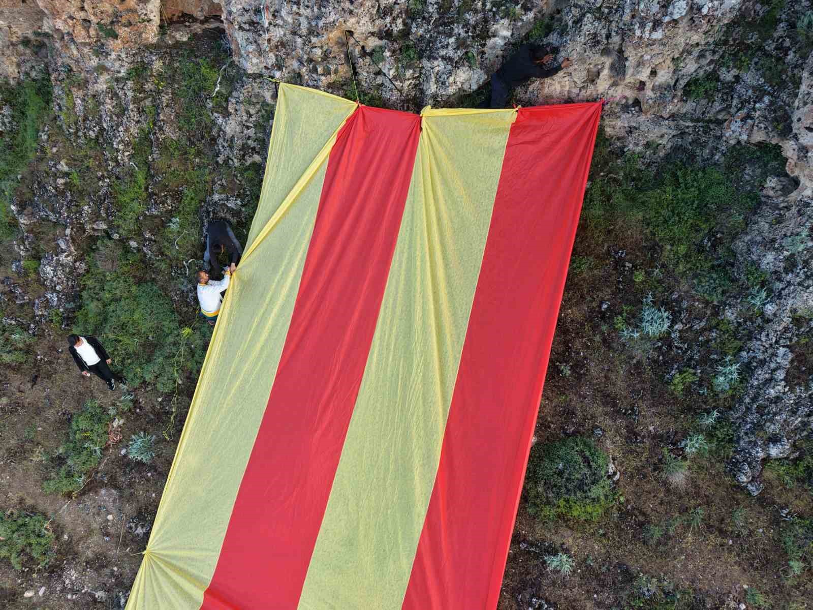 galatasarayin sampiyonlugunu dagdan dev sari kirmizi bayrak birakarak kutladilar 2 ZDjUjAUd