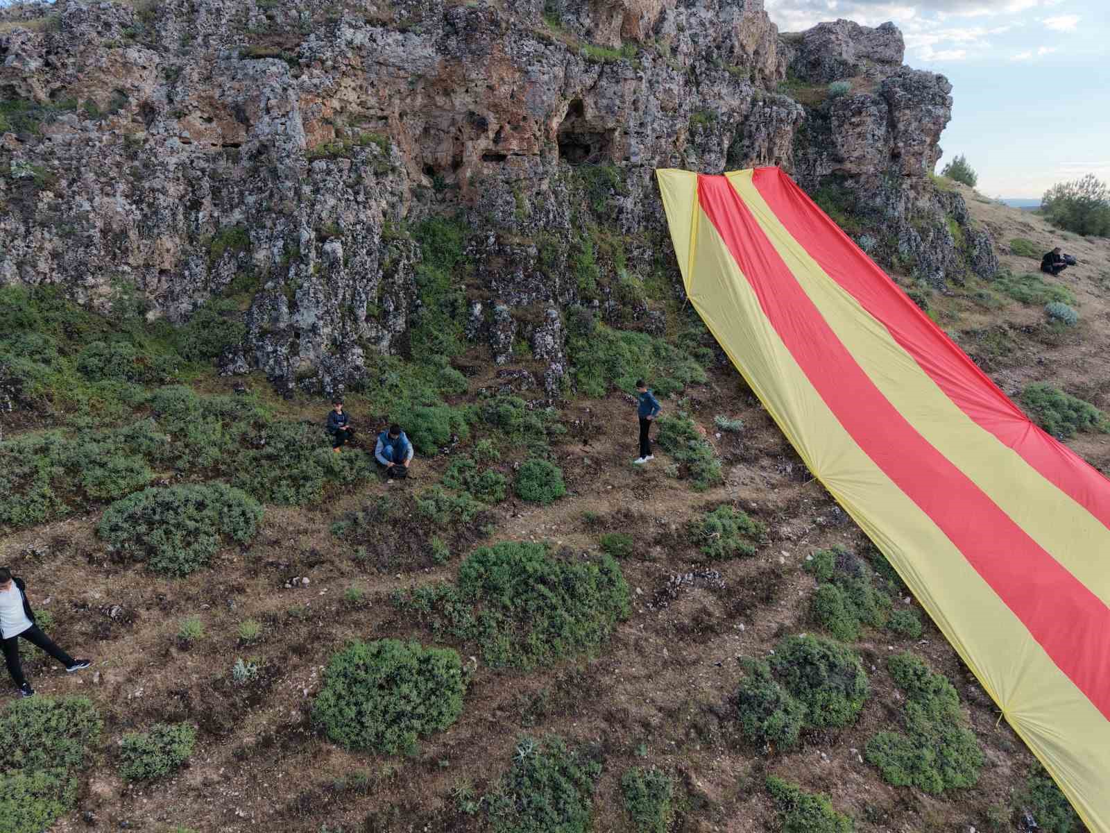 galatasarayin sampiyonlugunu dagdan dev sari kirmizi bayrak birakarak kutladilar 5