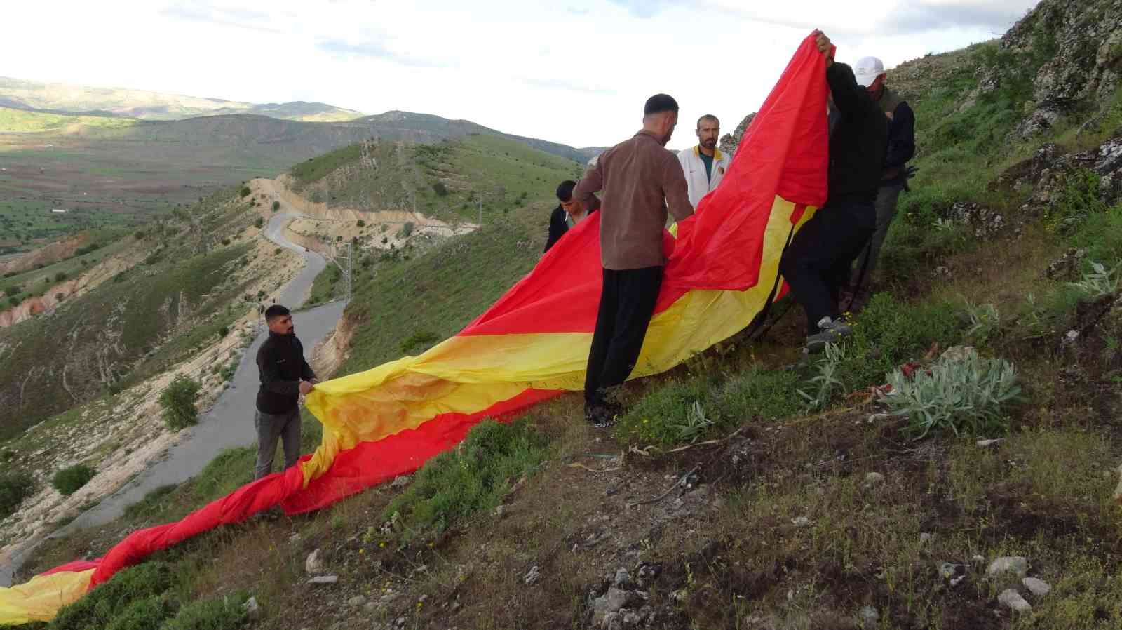 galatasarayin sampiyonlugunu dagdan dev sari kirmizi bayrak birakarak kutladilar 6 Qlznh3d2