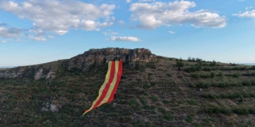 galatasarayin-sampiyonlugunu-dagdan-dev-sari-kirmizi-bayrak-birakarak-kutladilar-zXgx8xGs.jpg