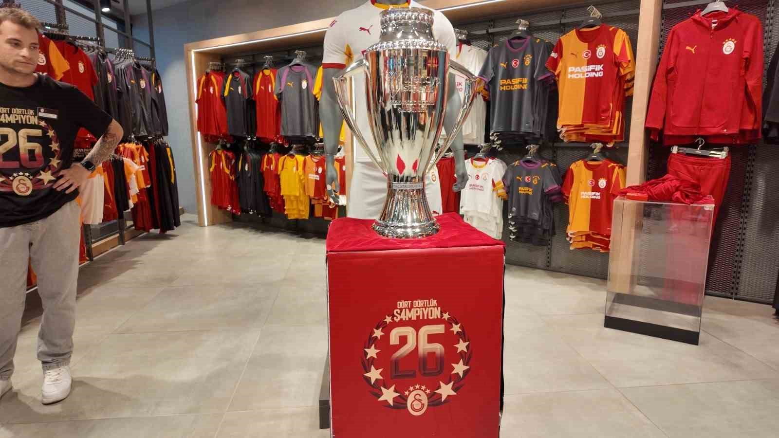 Galatasaray’ın şampiyonluk kupası Mardian Mall’da taraftarlarla buluştu 6 galatasarayin sampiyonluk kupasi mardian mallda taraftarlarla bulustu 2 CGb4qkJY