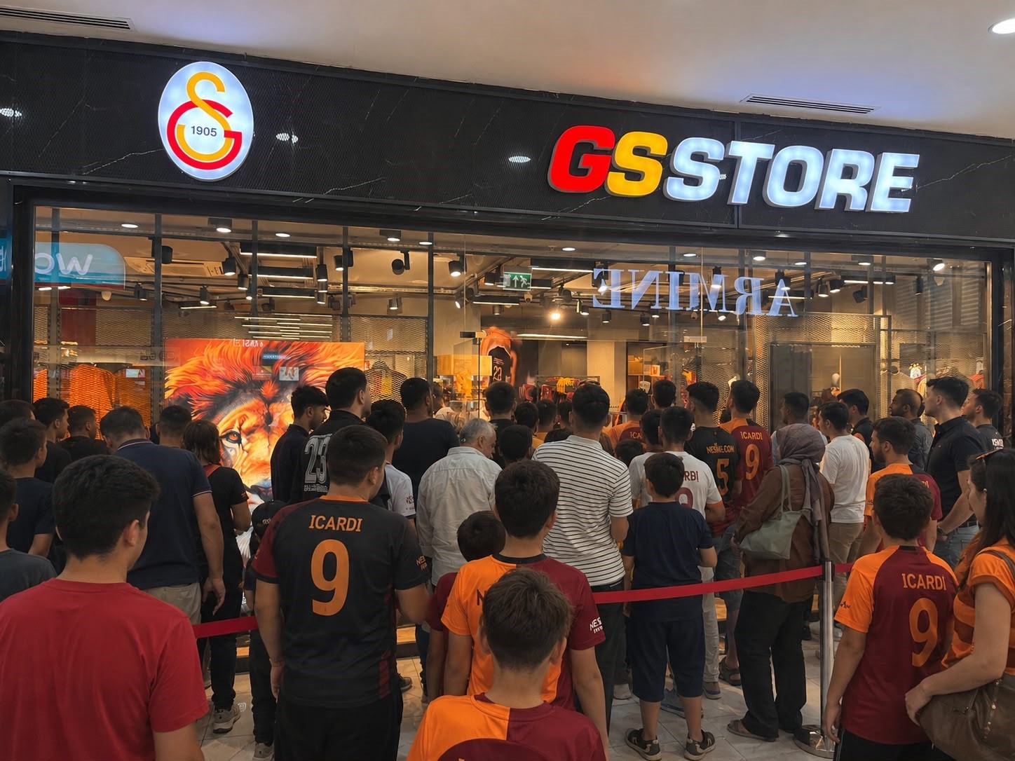 Galatasaray’ın şampiyonluk kupası Mardian Mall’da taraftarlarla buluştu 7 galatasarayin sampiyonluk kupasi mardian mallda taraftarlarla bulustu 3