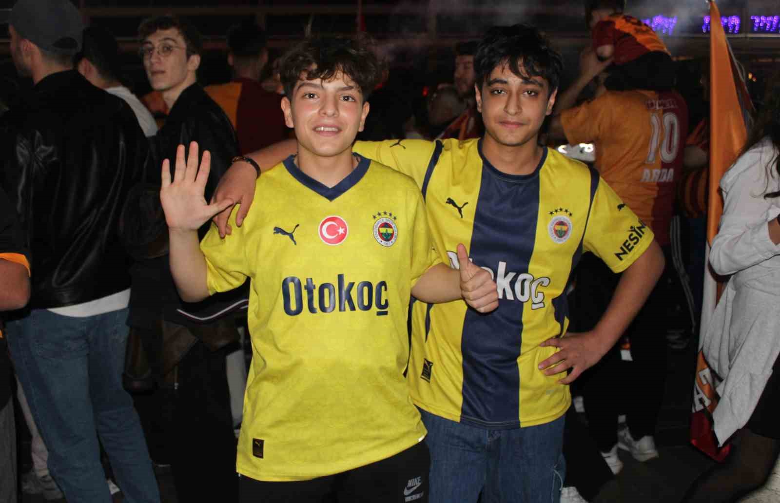 galatasarayin sampiyonluk kutlamalarinda fenerbahceliler prova yapti 0 i2WLirFw