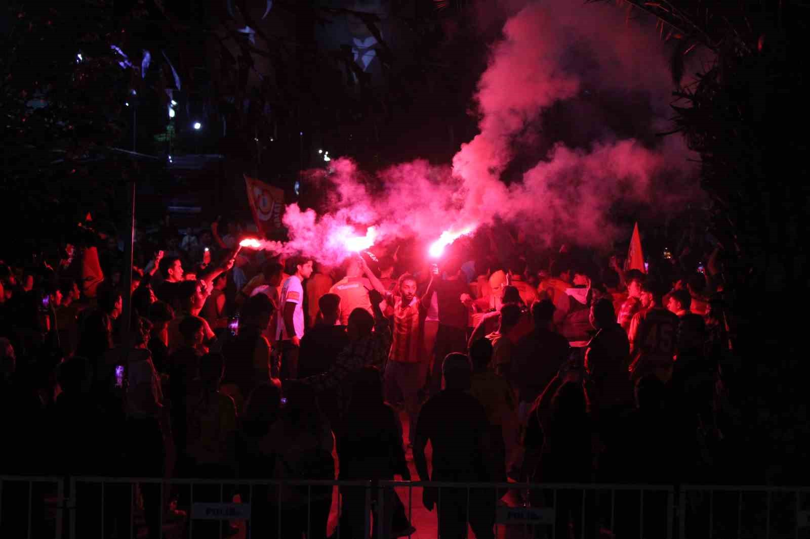 galatasarayin sampiyonluk kutlamalarinda fenerbahceliler prova yapti 1 k7EJ8KhM