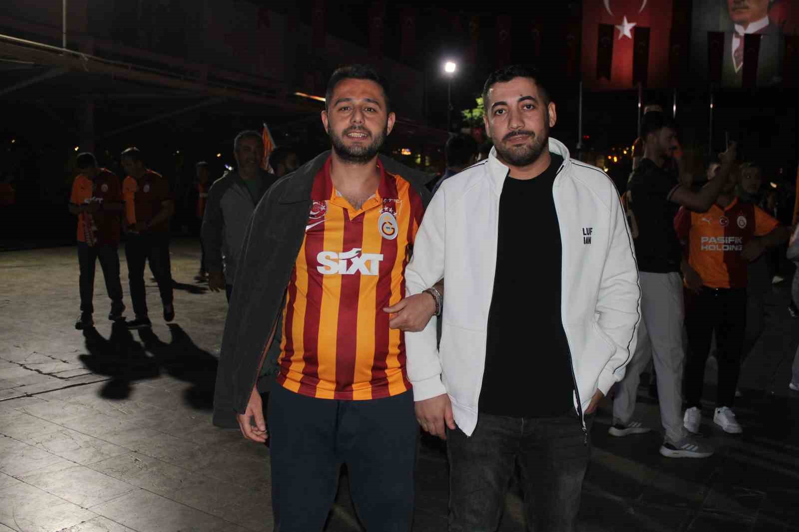 galatasarayin sampiyonluk kutlamalarinda fenerbahceliler prova yapti 10 dBsJhXlR