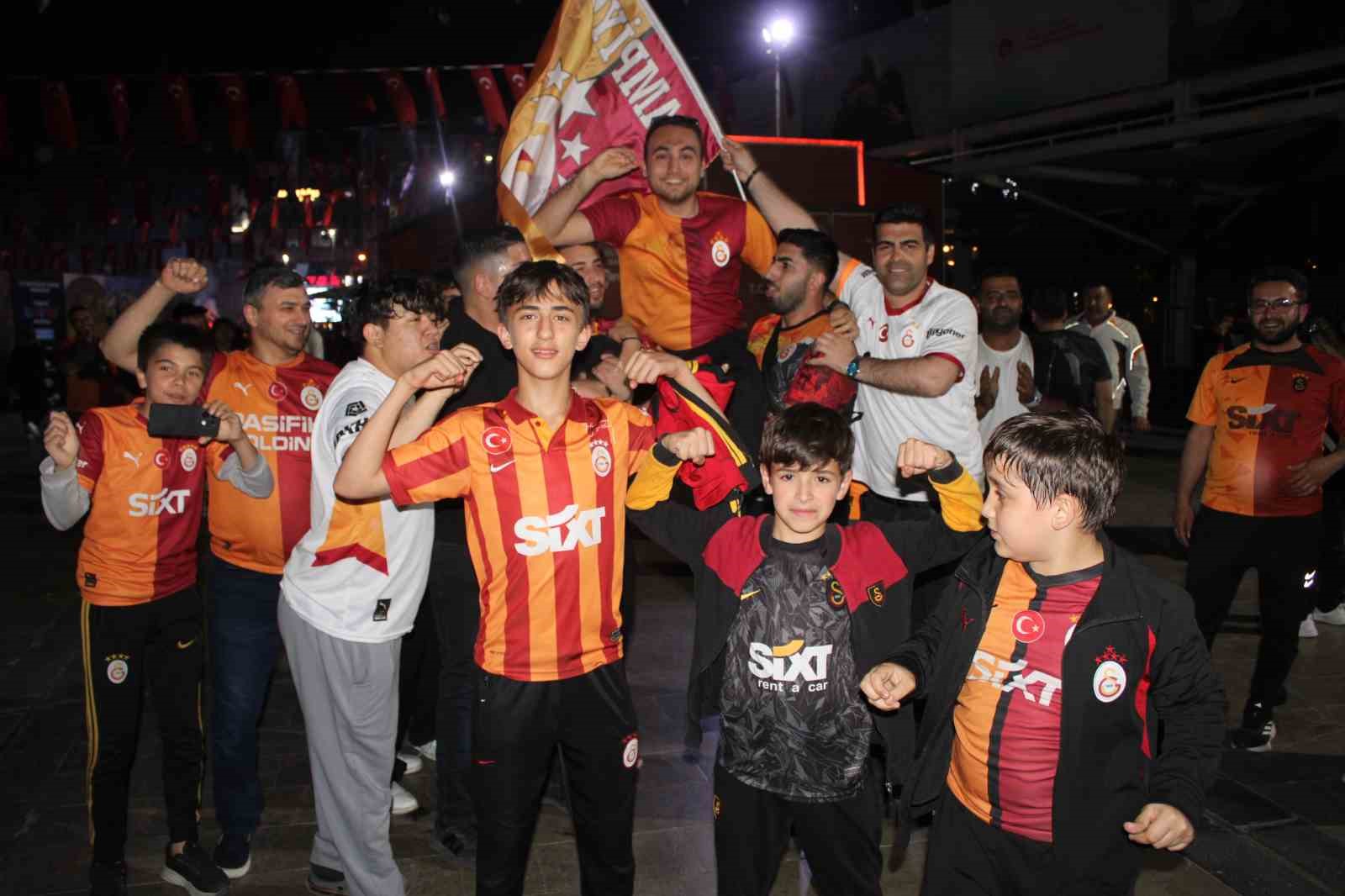 galatasarayin sampiyonluk kutlamalarinda fenerbahceliler prova yapti 11 v1J7cayI
