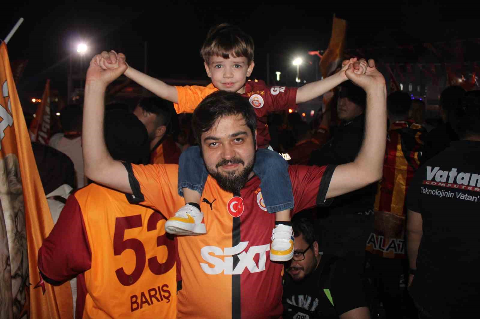 galatasarayin sampiyonluk kutlamalarinda fenerbahceliler prova yapti 12 b5yiUHq4