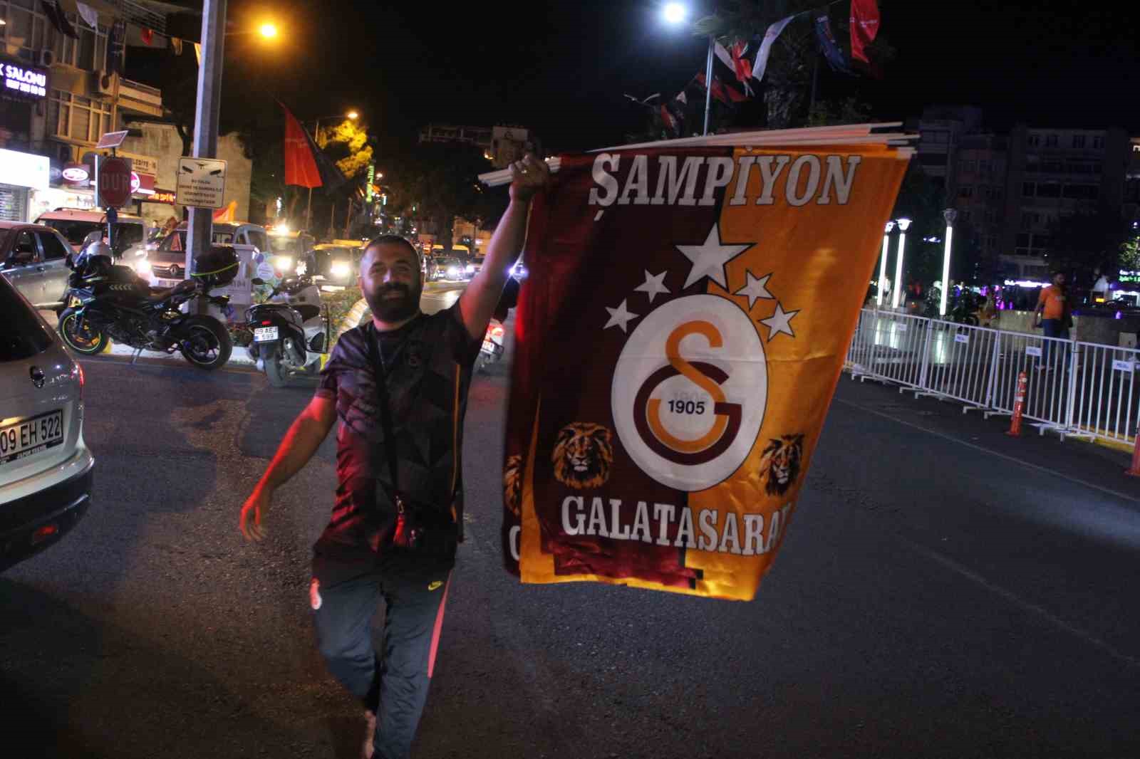 galatasarayin sampiyonluk kutlamalarinda fenerbahceliler prova yapti 2 kObMKXUJ