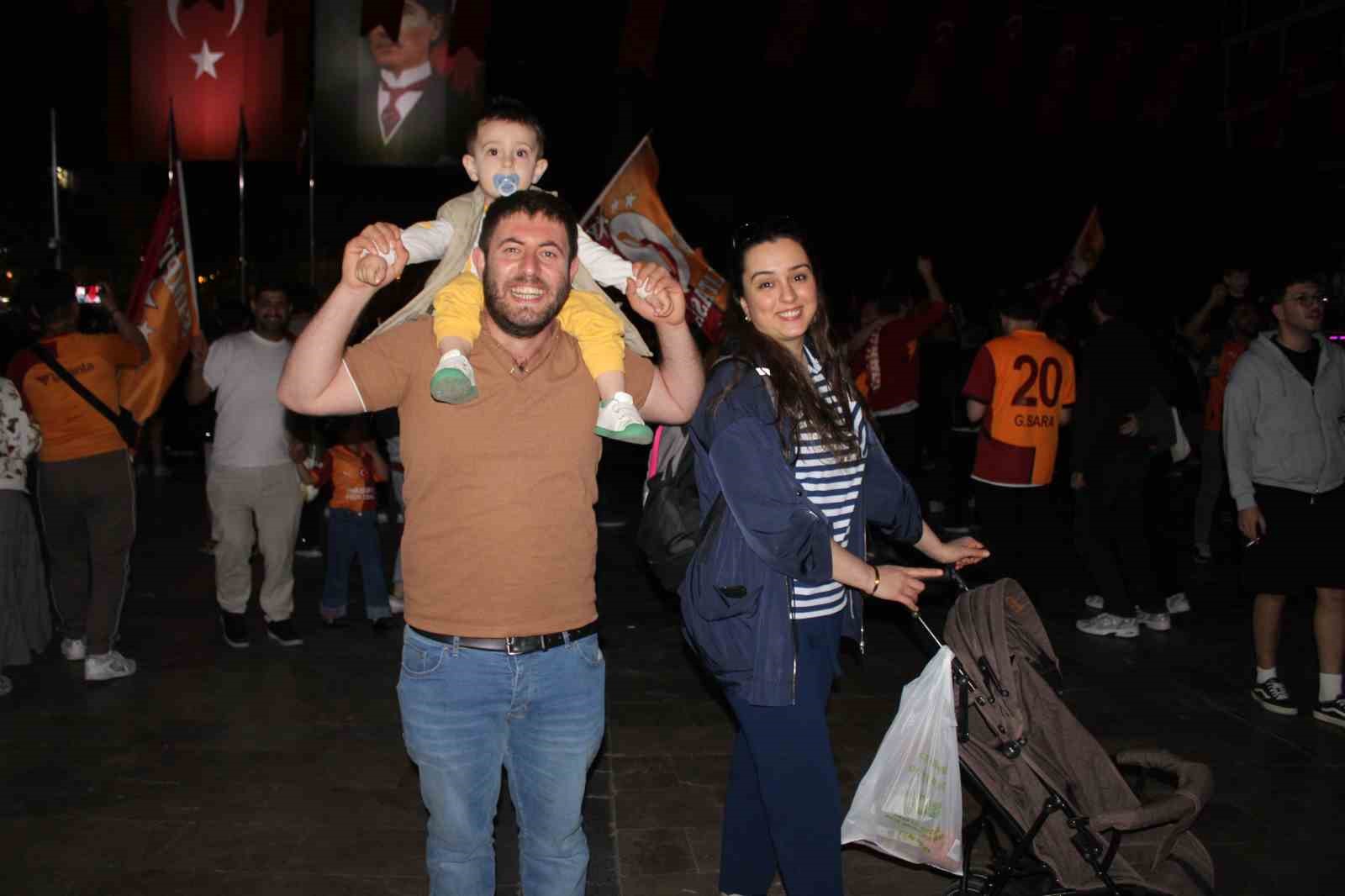 galatasarayin sampiyonluk kutlamalarinda fenerbahceliler prova yapti 3 YITrZqB4