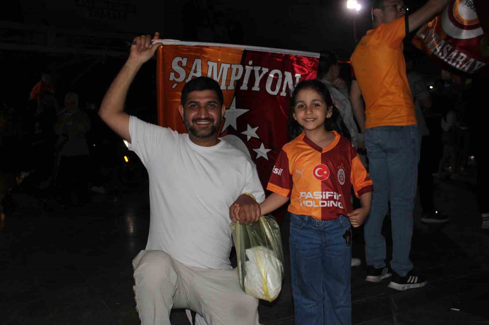 galatasarayin sampiyonluk kutlamalarinda fenerbahceliler prova yapti 4 19KGm9YA