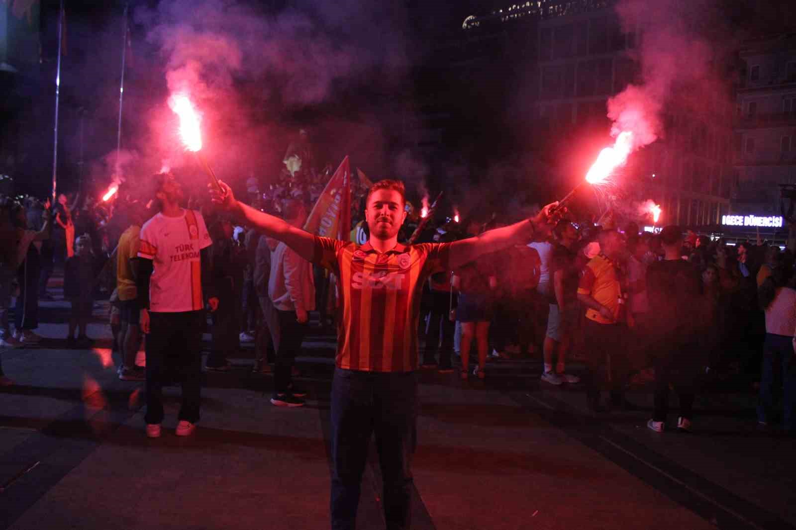 galatasarayin sampiyonluk kutlamalarinda fenerbahceliler prova yapti 5 NZd5mAYd