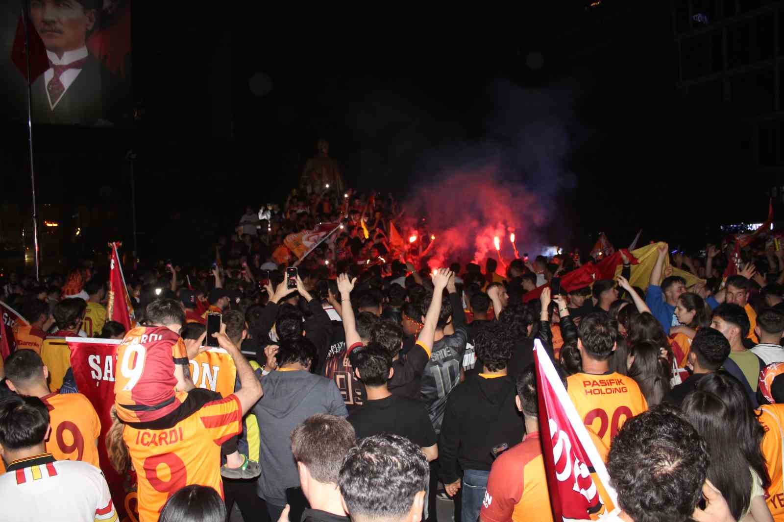 galatasarayin sampiyonluk kutlamalarinda fenerbahceliler prova yapti 6 QbDFMQHS