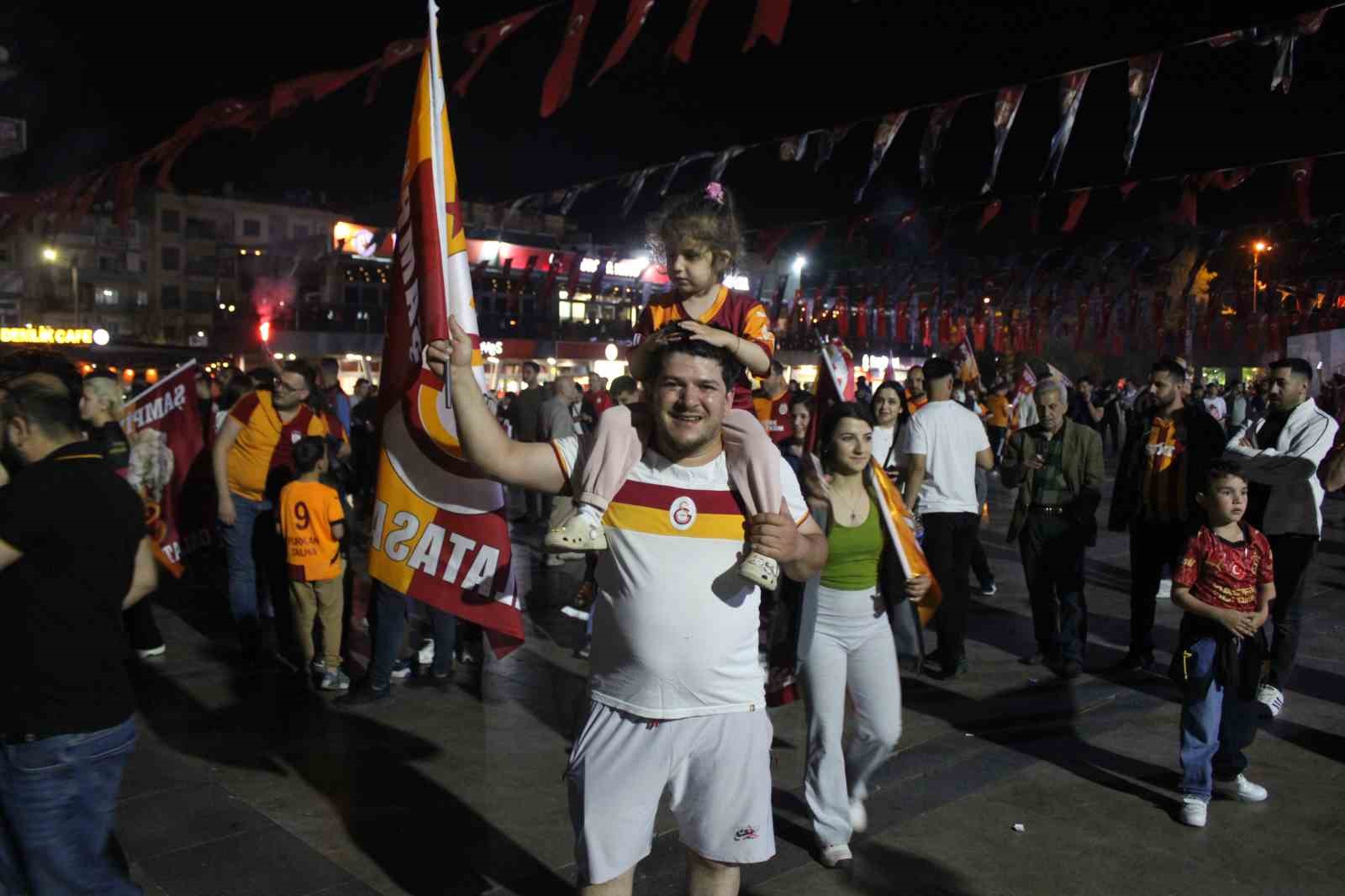 galatasarayin sampiyonluk kutlamalarinda fenerbahceliler prova yapti 7 GrdA7pds