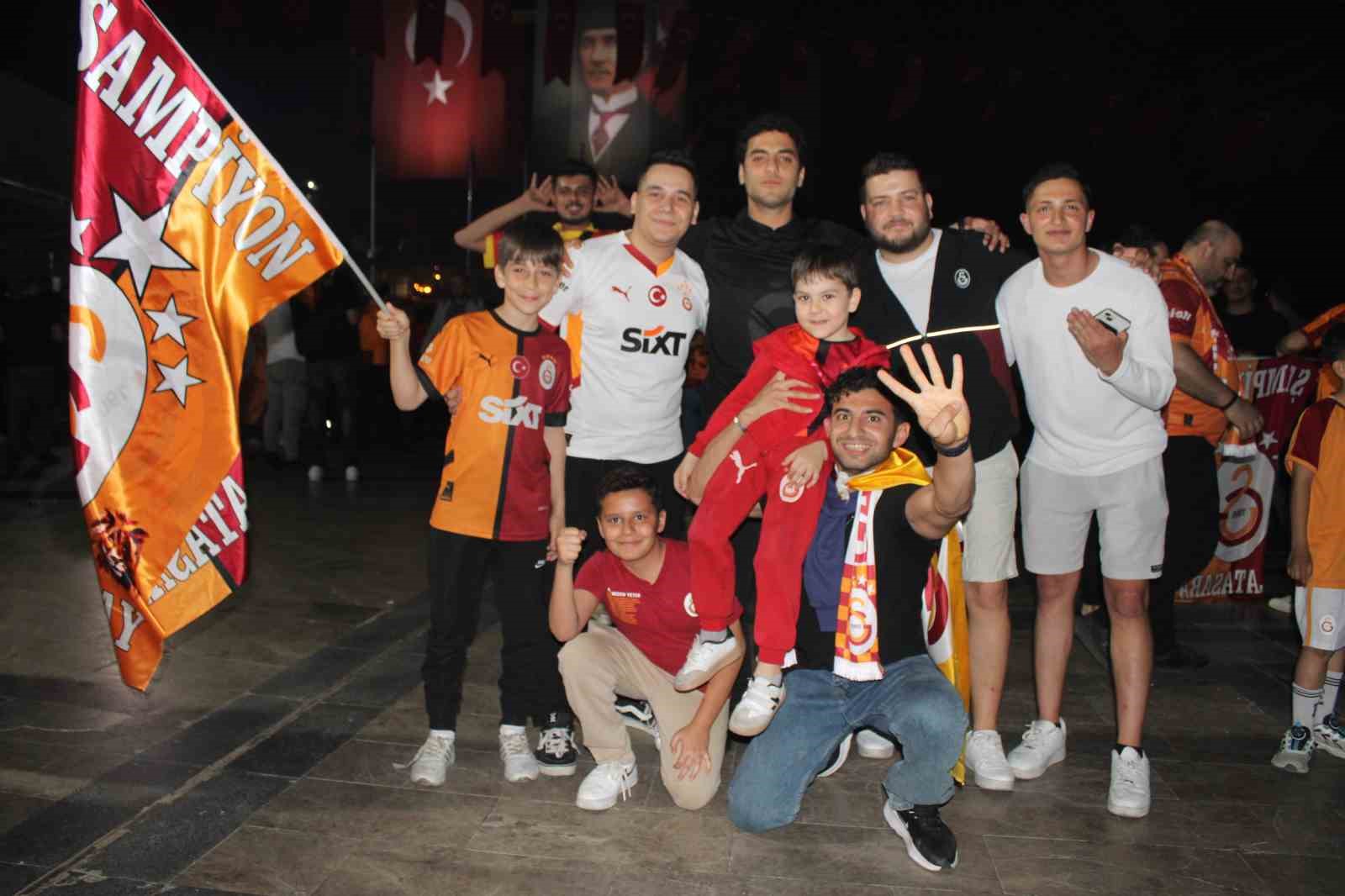 galatasarayin sampiyonluk kutlamalarinda fenerbahceliler prova yapti 8 6JIriQUY