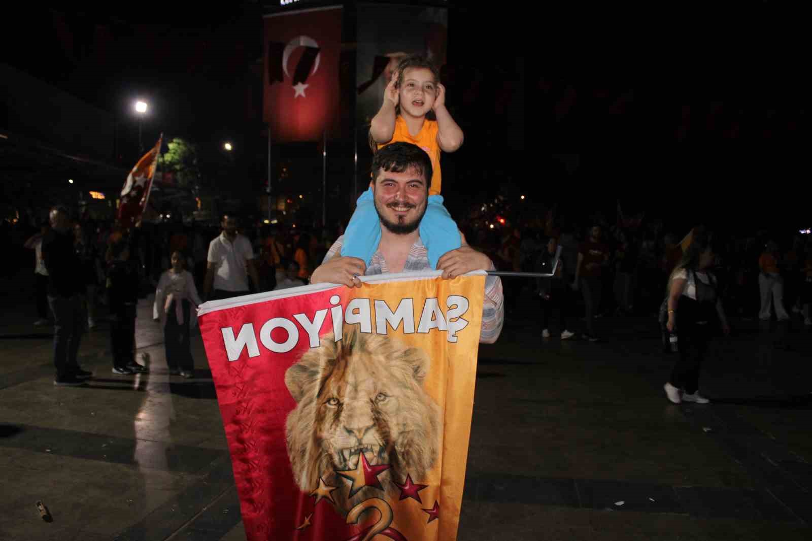 galatasarayin sampiyonluk kutlamalarinda fenerbahceliler prova yapti 9 lzWFB28Z
