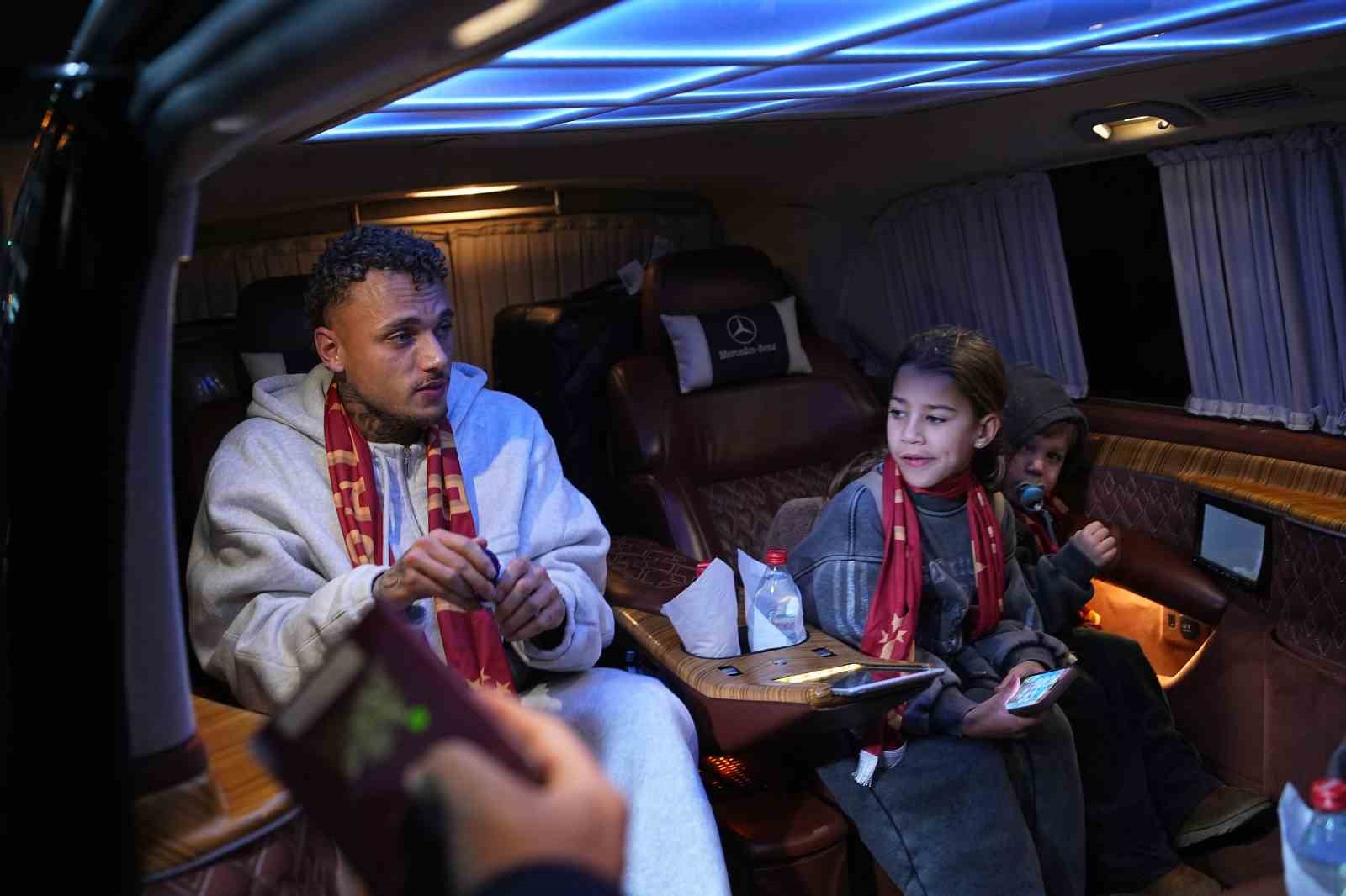 galatasarayin yeni transferi noa lang istanbula geldi 8 8pDcpQFg