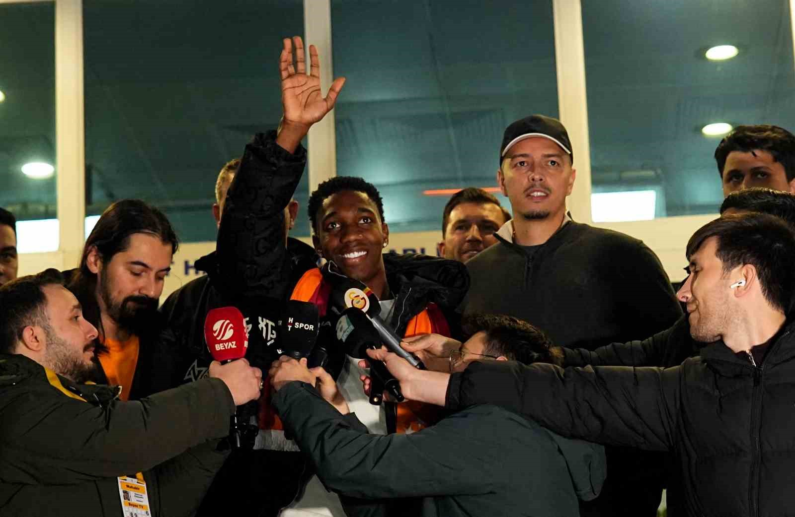 galatasarayin yeni transferi yaser asprilla istanbula geldi 1 HwRaRhwd