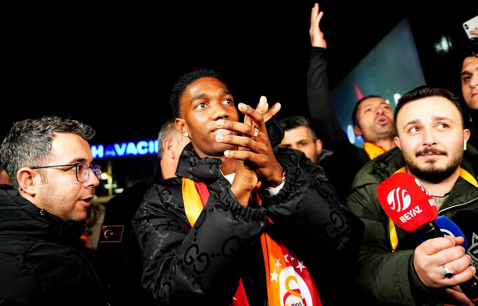 galatasarayin yeni transferi yaser asprilla istanbula geldi 10 sEBPJkpO