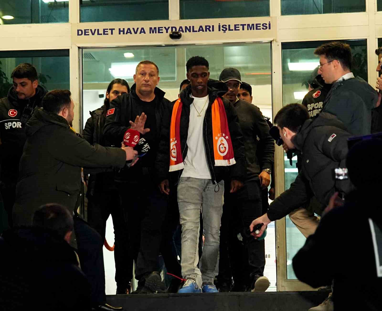 galatasarayin yeni transferi yaser asprilla istanbula geldi 11