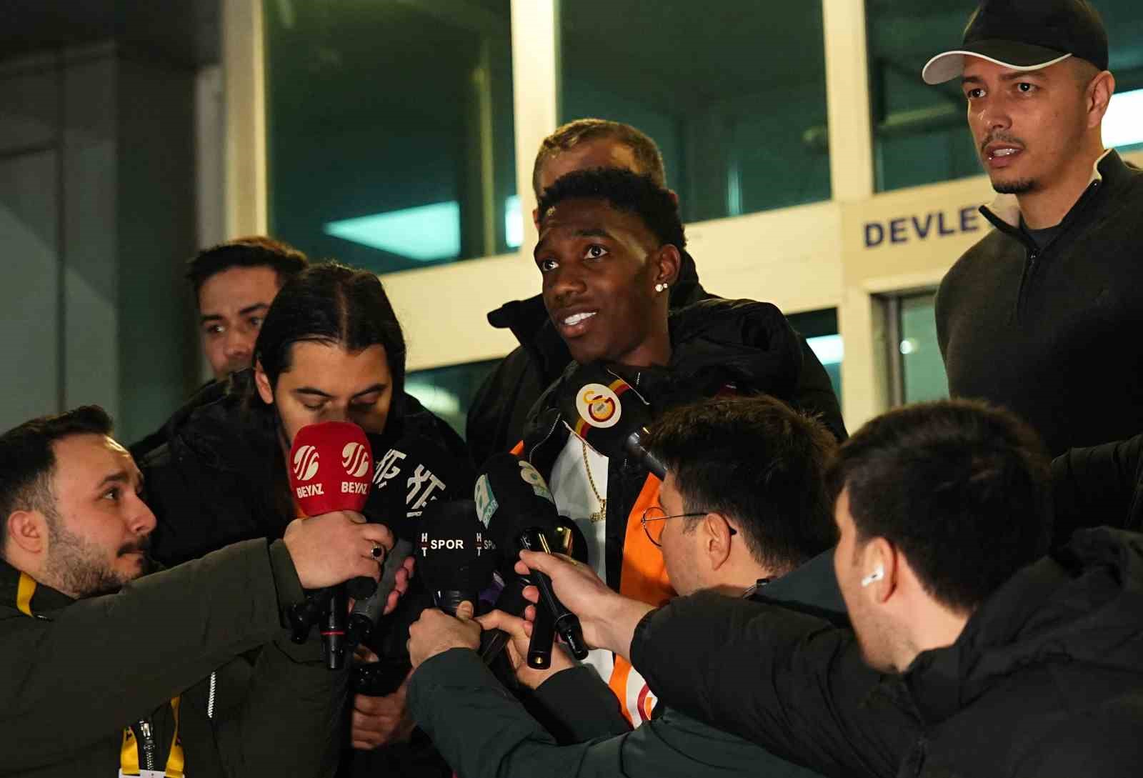 galatasarayin yeni transferi yaser asprilla istanbula geldi 12 8gEifeVZ