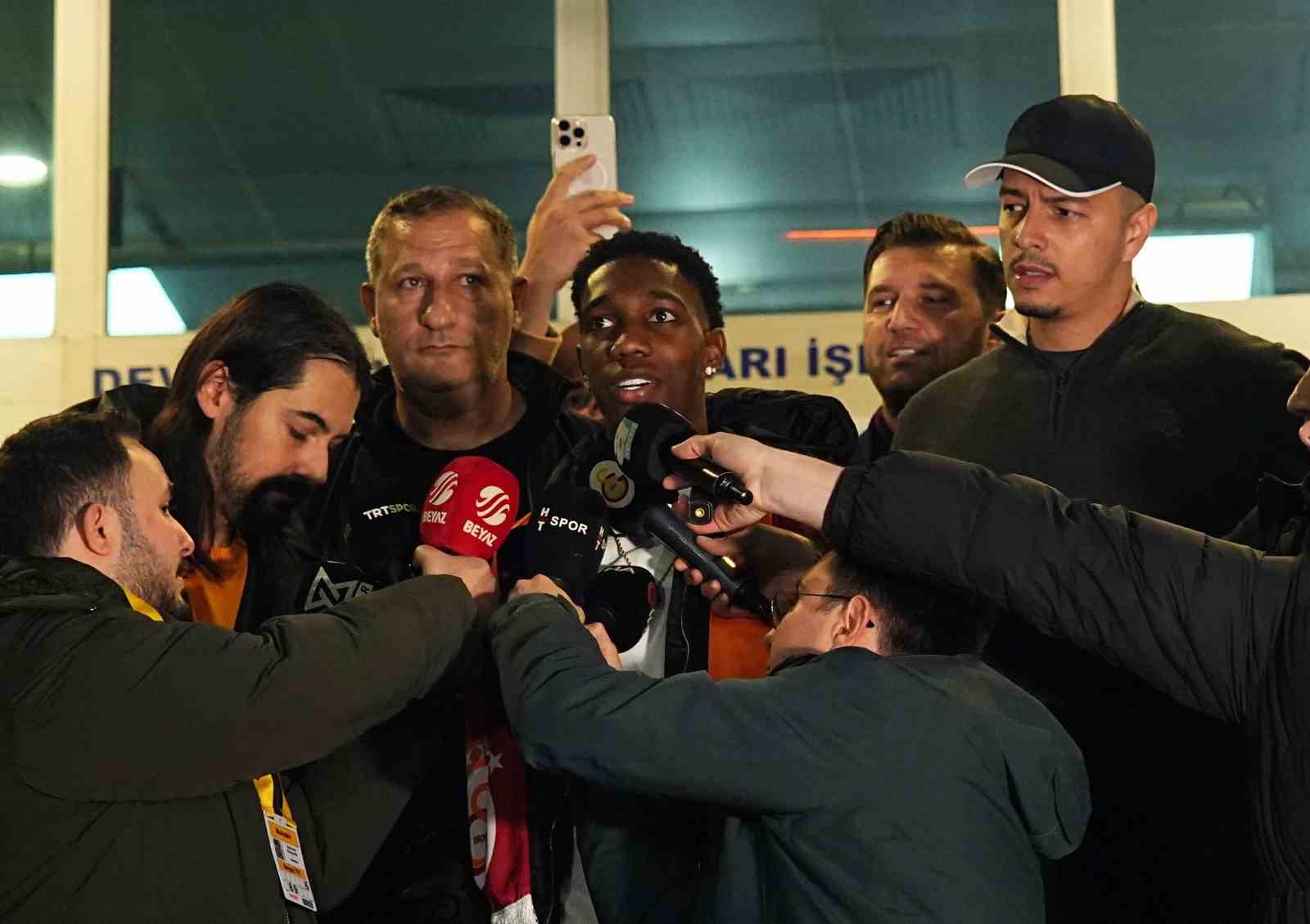 galatasarayin yeni transferi yaser asprilla istanbula geldi 2 r8GkSLlr