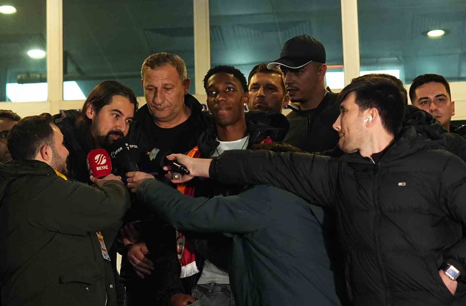 galatasarayin yeni transferi yaser asprilla istanbula geldi 3 Q1mVJc2P