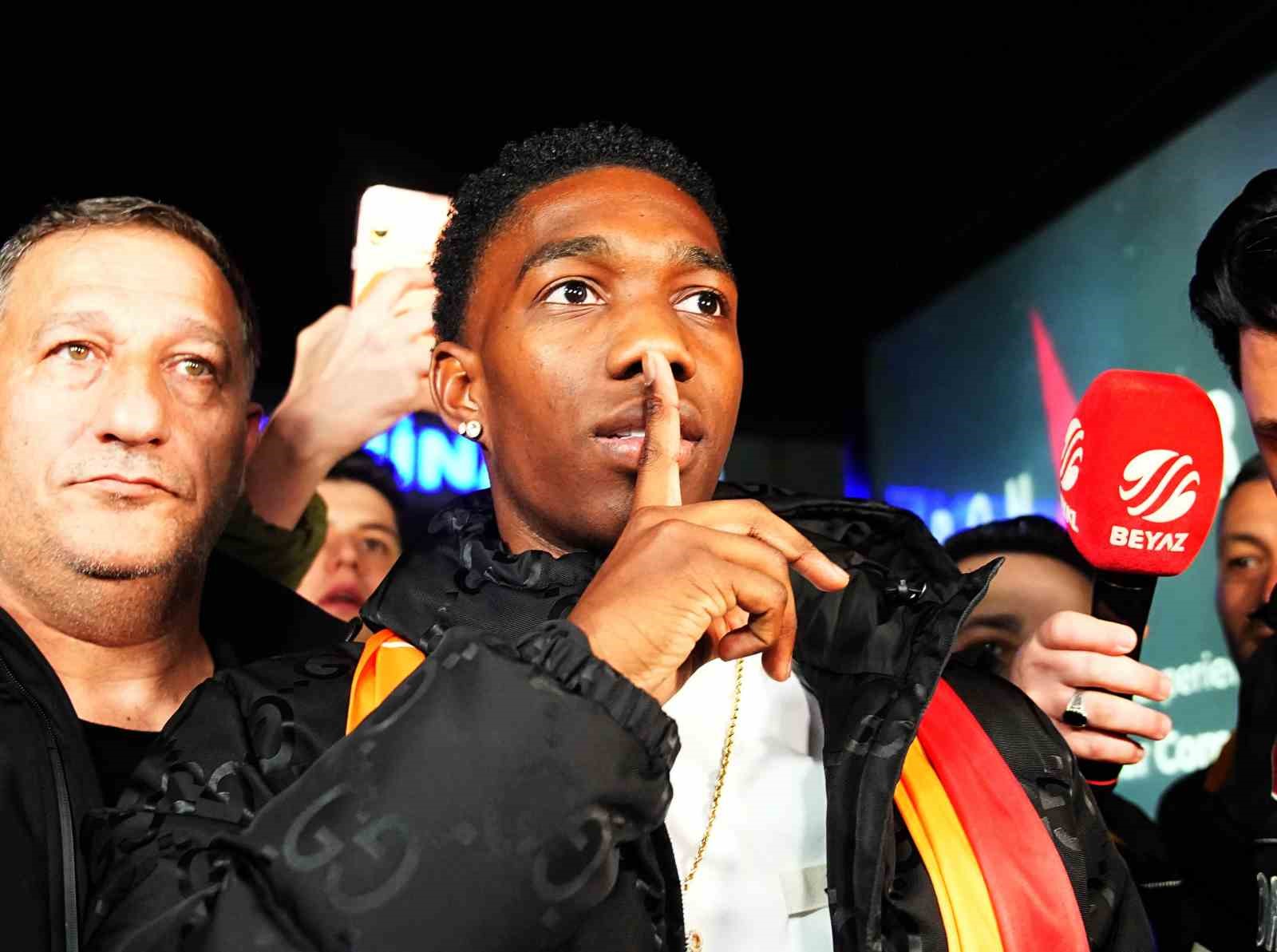 galatasarayin yeni transferi yaser asprilla istanbula geldi 4 FiB8dZ8I