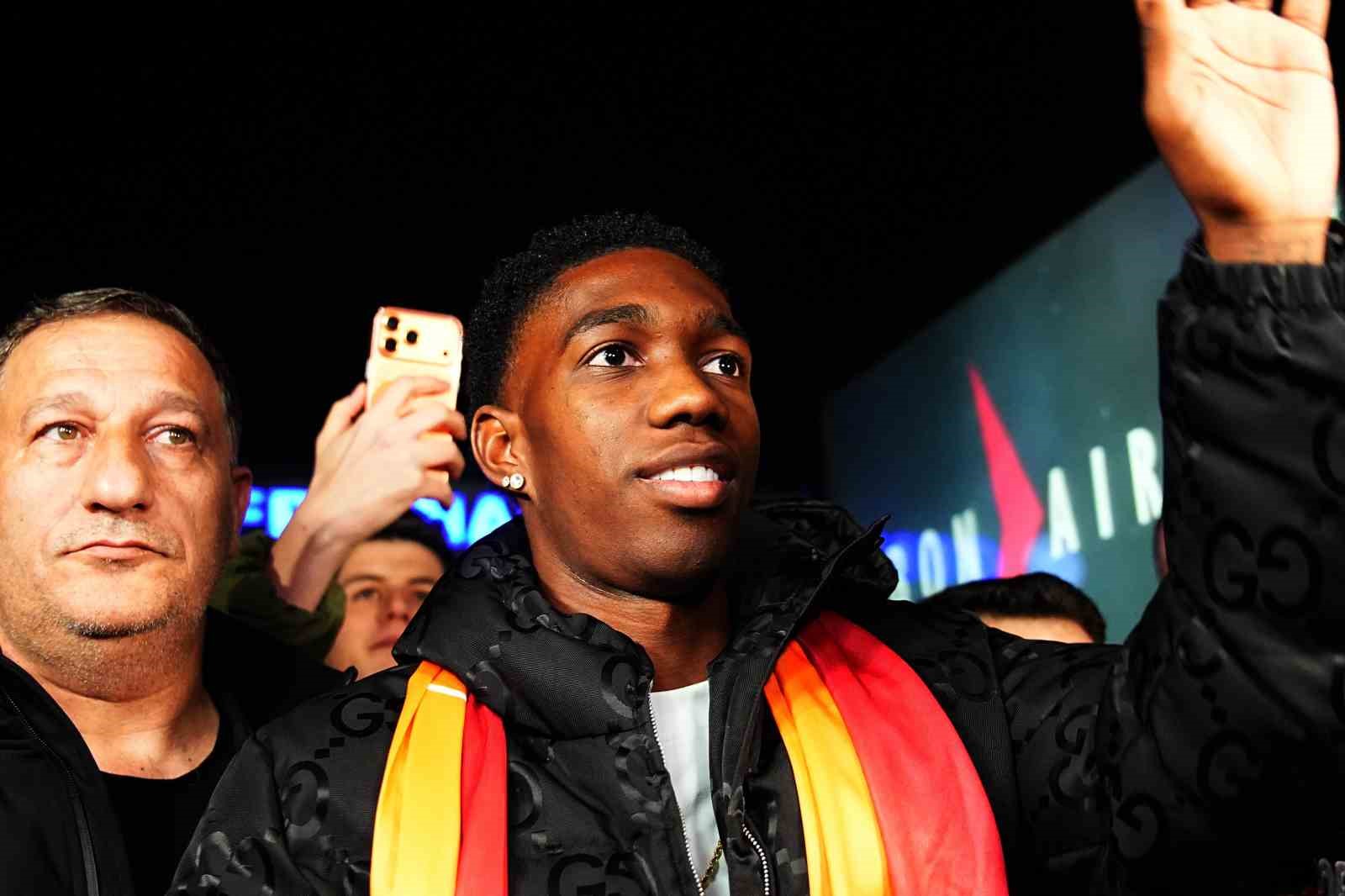 galatasarayin yeni transferi yaser asprilla istanbula geldi 5 9QksJ9Qe