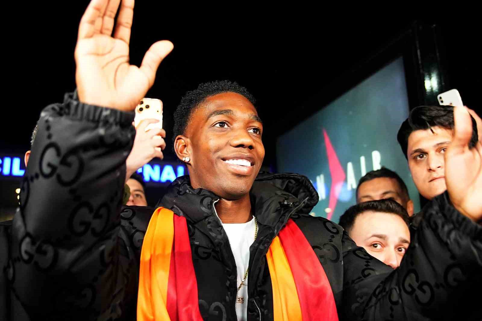 galatasarayin yeni transferi yaser asprilla istanbula geldi 6 uECfmH9l