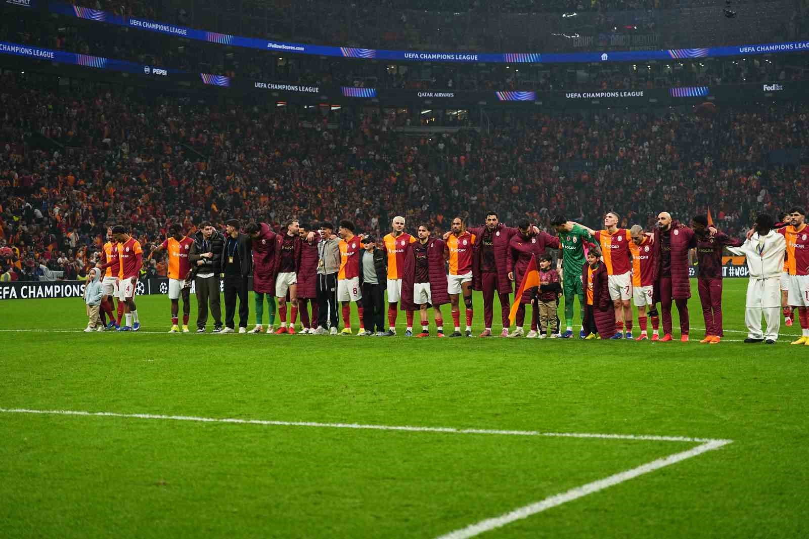 galatasarayli futbolcular galibiyeti taraftariyla kutladi 0 qLOdBTpv