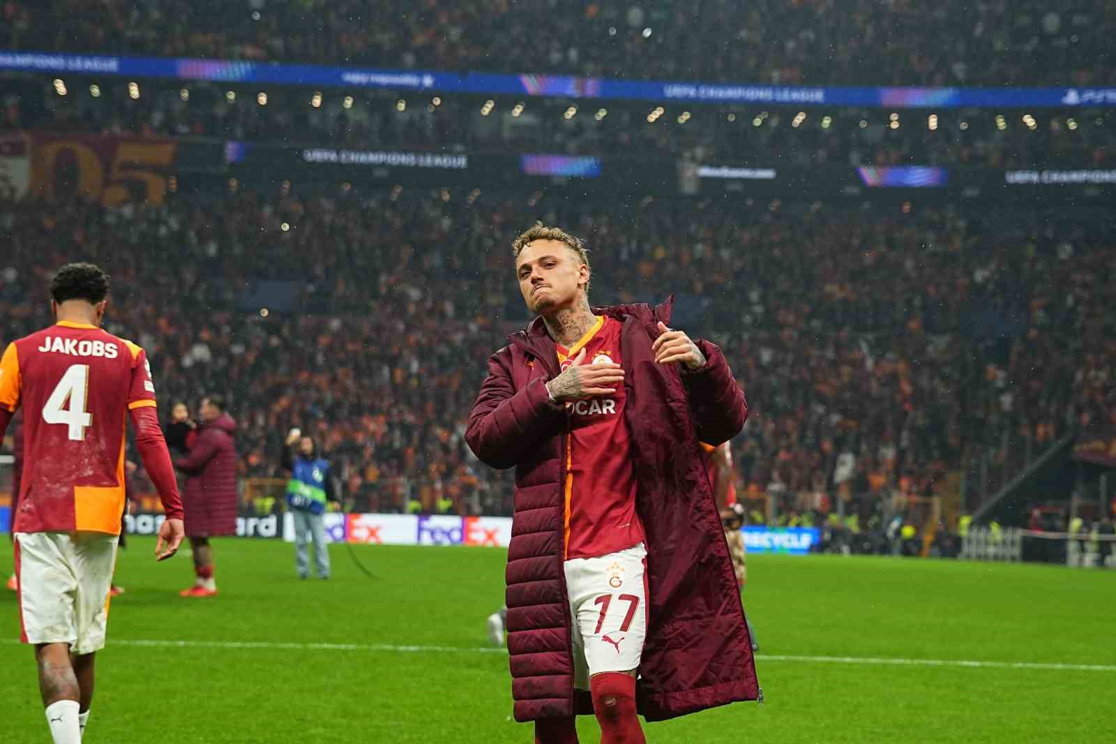 galatasarayli futbolcular galibiyeti taraftariyla kutladi 1