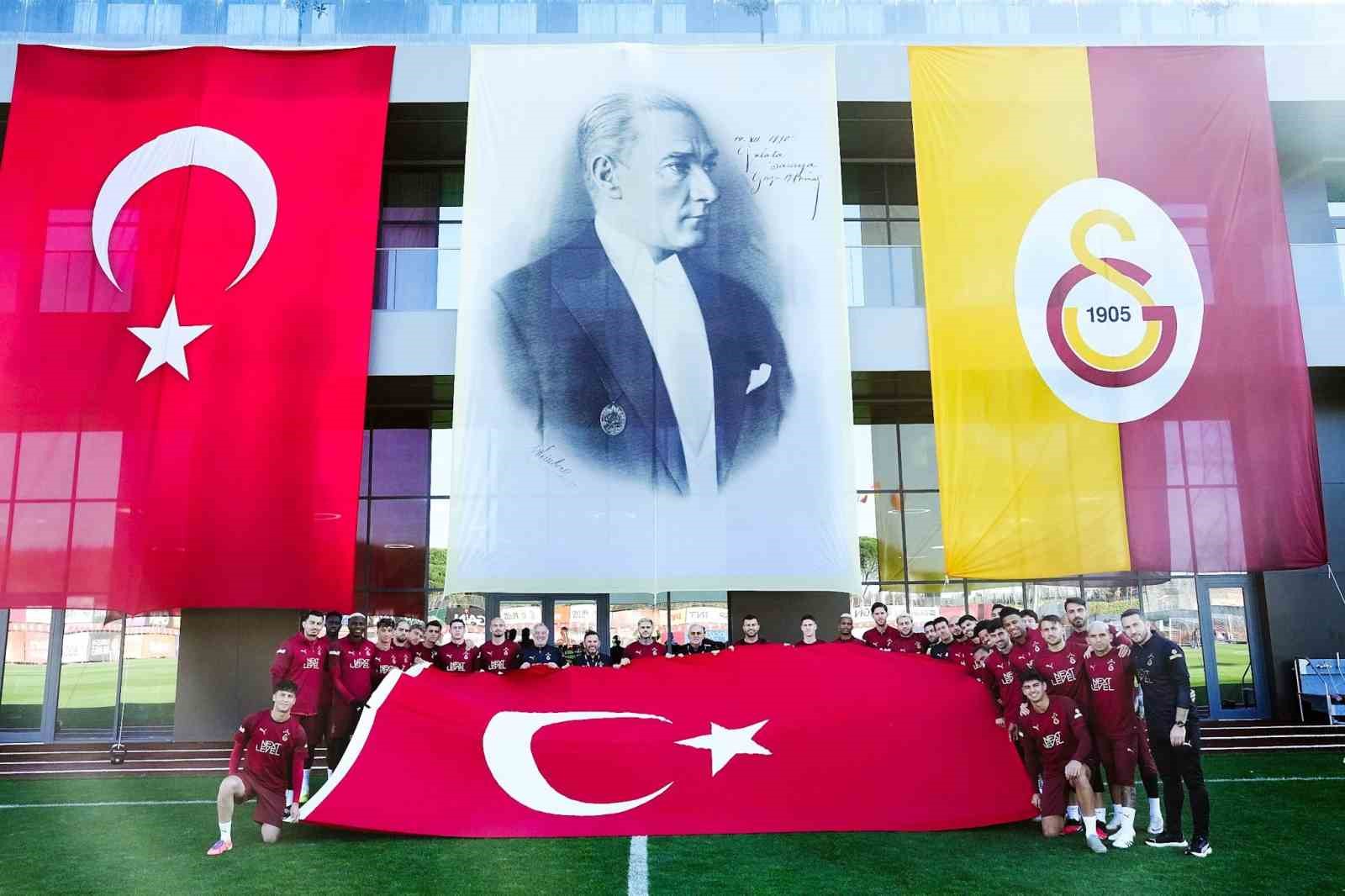 galatasarayli futbolculardan 29 ekim cumhuriyet bayrami kutlamasi 0 rS8LdQks
