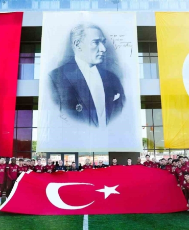 galatasarayli-futbolculardan-29-ekim-cumhuriyet-bayrami-kutlamasi-sDGqjhxu.jpg