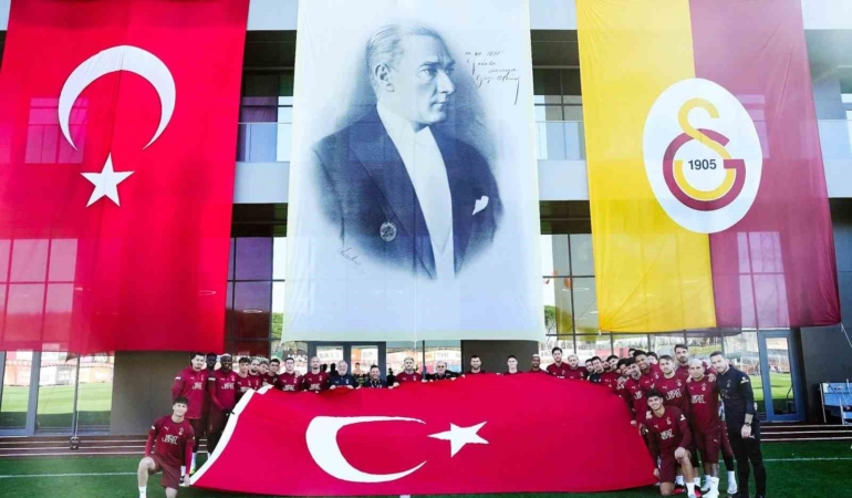 galatasarayli-futbolculardan-29-ekim-cumhuriyet-bayrami-kutlamasi-sDGqjhxu.jpg